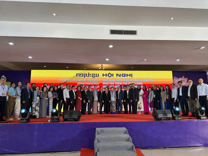 Các đại biểu chụp ảnh lưu niệm 93e7a6ff4b63fb3da272.jpg