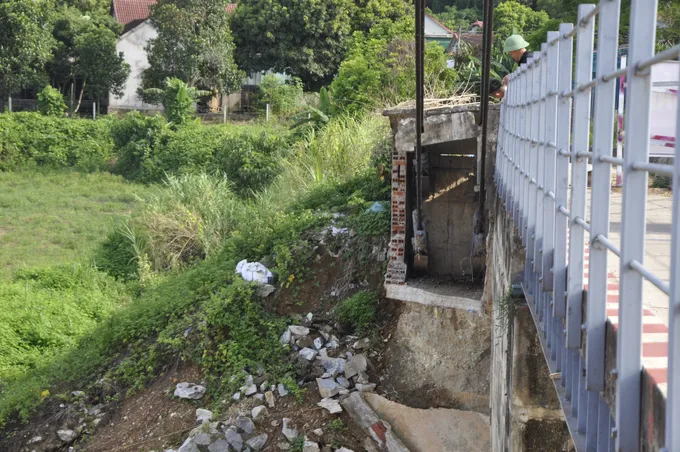 Hộp trụ dây văng cầu treo Bãi Ổi nứt toác sau lũ. Ảnh: Hồ Văn Ngợi Cautreo-BaiOi4.JPG