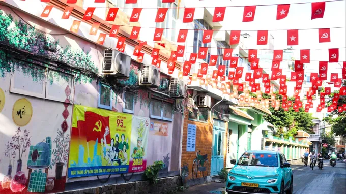 Sắc cờ hoa rộn ràng mừng Đại hội đại biểu Đảng bộ TPHCM lần thứ I, nhiệm kỳ 2025-2030. Ảnh: CẨM TUYẾT