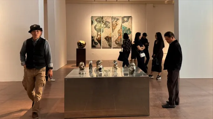 Khách tham quan triển lãm