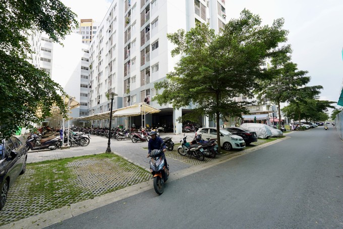 A social housing block in Binh Chanh outlying district o5a-5283-8313.jpg.jpg