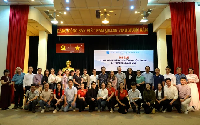 Các đại biểu, giảng viên, sinh viên các trường văn hóa nghệ thuật chụp ảnh kỷ niệm sau buổi tọa đàm "Vai trò trách nhiệm của người hoạt động âm nhạc tại TPHCM". Ảnh: THÚY BÌNH DSC09711.JPG