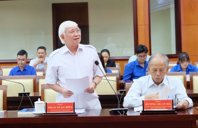Đồng chí Phan Xuân Biên, Phó Chủ tịch Hội Khoa học Lịch sử Việt Nam tham luận tại hội thảo
