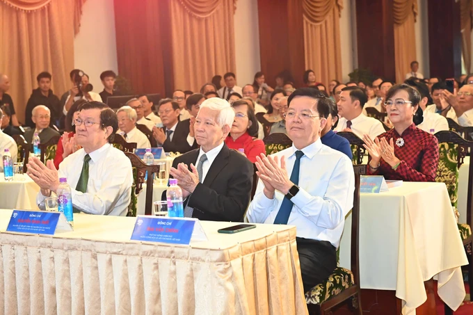 Các đồng chí lãnh đạo, nguyên lãnh đạo Nhà nước và TPHCM đến dự 29.jpg