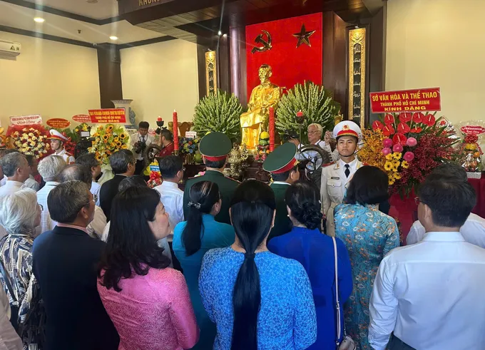 Đoàn dâng hương Chủ tịch Hồ Chí Minh tại Bảo tàng Hồ Chí Minh - Chi nhánh TPHCM 19-5. 1.jpg