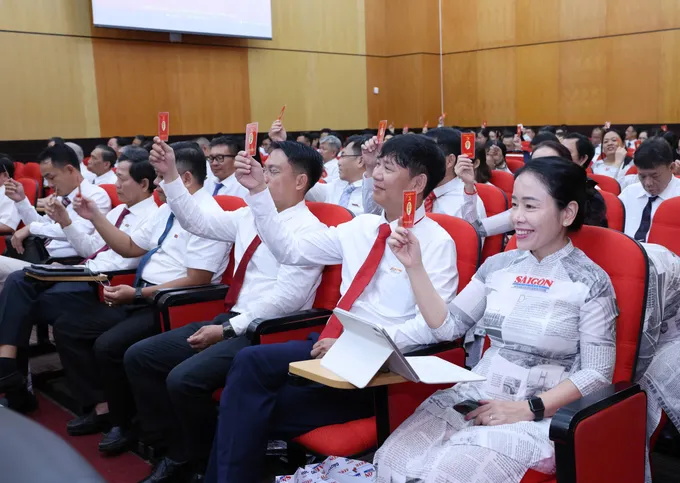 Đại biểu biểu quyết thông qua chương trình đại hội. Ảnh: QUANG PHÚC 27-6. 3.jpg