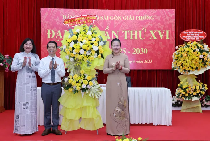 Đồng chí Lê Thị Hồng Nga tặng hoa của Đảng ủy các cơ quan Đảng TPHCM chúc mừng đại hội. Ảnh: QUANG PHÚC 27-6. 5.jpg