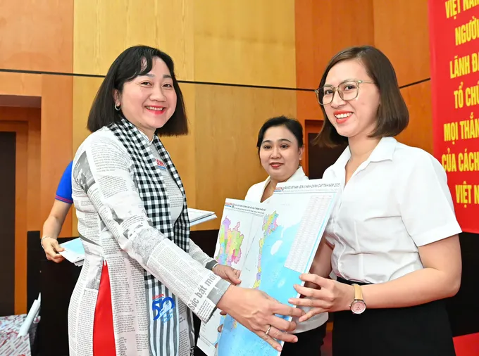 Phó Tổng Biên tập Báo SGGP Bùi Thị Hồng Sương tặng bản đồ đến đại diện các phường, xã. Ảnh: VIỆT DŨNG 7-7. 1.jpg