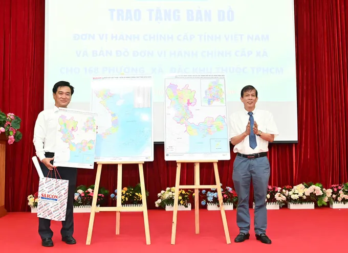Phó Tổng Biên tập Phụ trách Báo SGGP Nguyễn Khắc Văn trao tặng bản đồ đến Chủ tịch UBND phường Bàn Cờ Huỳnh Gia Giang (trái). Ảnh: VIỆT DŨNG 7-7. 10.jpg