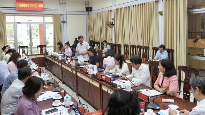 Các đại biểu tham gia buổi khảo sát. Ảnh: HOÀNG HÙNG 4.jpg