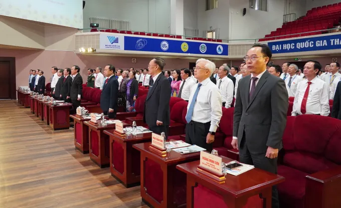 Các đại biểu thực hiện nghi thức chào cờ tại Đại hội. Ảnh: THU HƯỜNG 2.JPG
