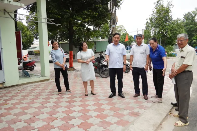 Cán bộ khu phố 30 phường Thủ Đức trao đổi với lãnh đạo phường về công tác chỉnh trang, cải tạo vỉa hè trên địa bàn khu phố. Ảnh: PHƯƠNG UYÊN 6HH00738.JPG