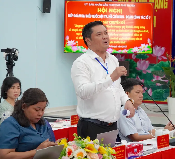 Chủ tịch UBND phường Phú Thuận Lê Lợi báo cáo với đoàn công tác 10.JPG