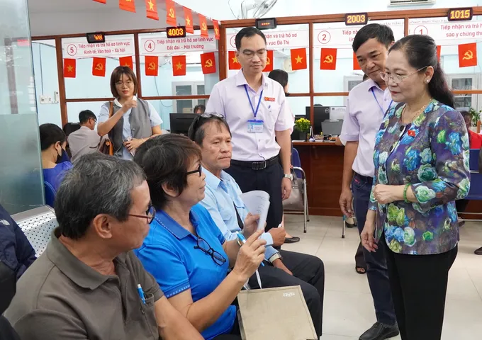 Đồng chí Nguyễn Thị Lệ trao đổi với người dân tại Trung tâm Phục vụ hành chính công phường Phú Thuận 5.JPG