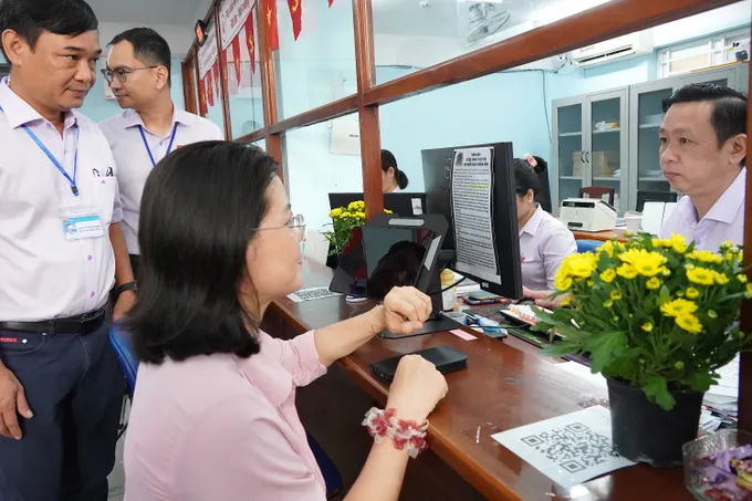 ĐBQH Nguyễn Thị Hồng Hạnh, Giám đốc Sở Tư pháp TPHCM khảo sát tại Trung tâm Phục vụ hành chính công phường Phú Thuận 6.JPG