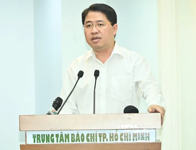 Chánh Văn phòng Thành ủy TPHCM Phạm Hồng Sơn thông tin về chuyển đổi số tại Đại hội đại biểu Đảng bộ TPHCM lần thứ I, nhiệm kỳ 2025-2030. Ảnh: VIỆT DŨNG 1.jpg