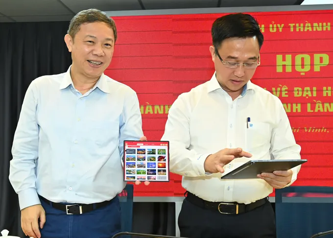 Đồng chí Dương Anh Đức giới thiệu App Đại hội I. Ảnh: VIỆT DŨNG 5.jpg