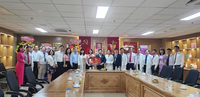 Phó Chủ tịch UBND TPHCM Trần Thị Diệu Thúy chụp hình lưu niệm với các bác sĩ Bệnh viện Nhân dân 115