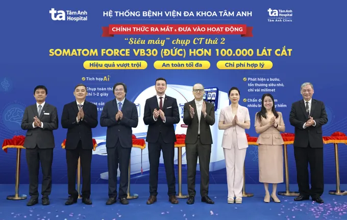 Các đại biểu tham gia lễ cắt băng khánh thành và công bố chính thức đưa vào sử dụng “siêu máy CT” thứ 2 hơn 100.000 lát cắt tại Trung tâm khám chữa bệnh Tâm Anh quận 7 1000004625.jpg