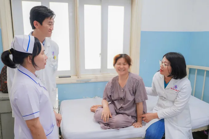 Các bác sĩ đang thăm khám cho người bệnh