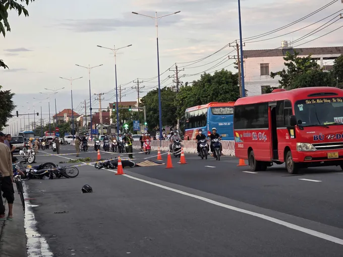 Lực lượng chức năng phong tỏa hiện trường phục vụ công tác điều tra vụ tai nạn phong toa 2.jpg