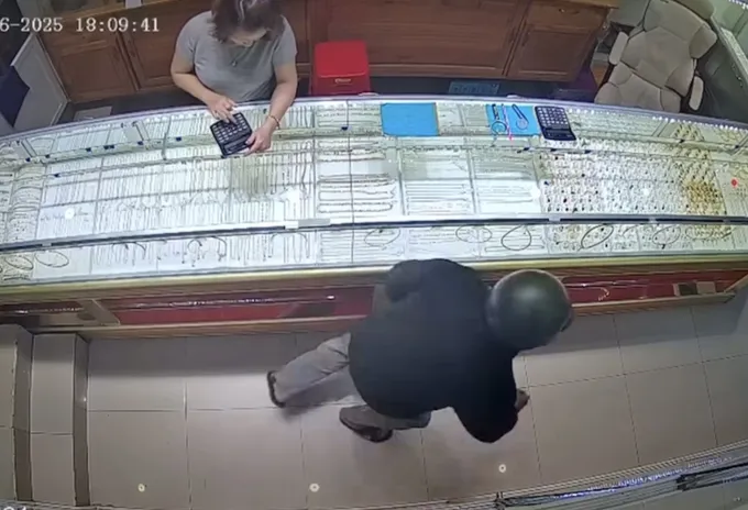 Trong lúc người bán mất tập trung, Hùng nhanh chân chạy khỏi hiện trường cùng số vàng giả vờ mua IMG_2262.jpg