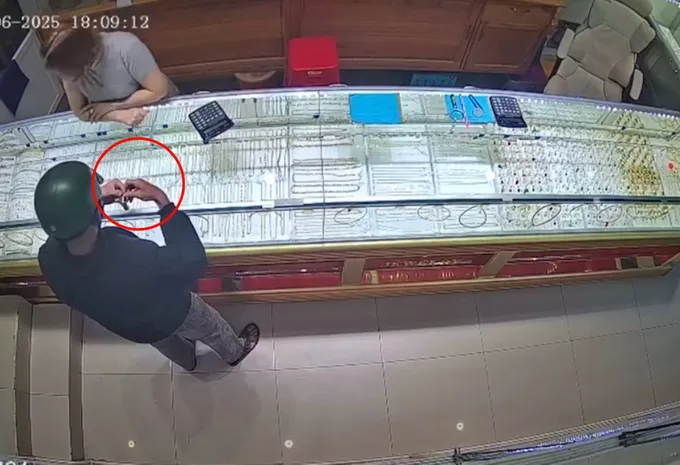 Đối tượng bịt kín mặt, mặc áo khoác vào tiệm vàng giả vờ mua vòng đeo tay IMG_2263.jpg