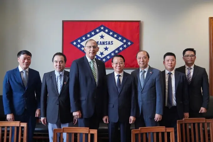 Thượng nghị sĩ John Boozman chụp ảnh lưu niệm cùng đoàn công tác của Bộ Nông nghiệp và Môi trường Việt Nam. Ảnh: Đoàn công tác IMG_9515.jpeg