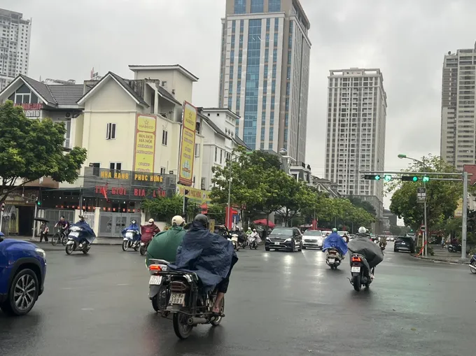 Đường sá Hà Nội trơn ướt do mưa lạnh vào sáng nay 23-10. Ảnh: PHÚC HẬU 1J87AUCEH_70AQ71.jpeg