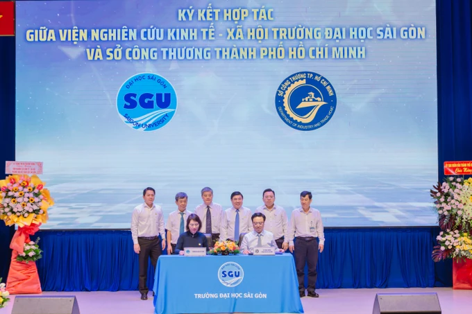 Viện Nghiên cứu kinh tế - xã hội (Trường ĐH Sài Gòn) ký kết hợp tác với Sở Công thương TPHCM. Ảnh: THANH HÙNG IMG_7845.jpg