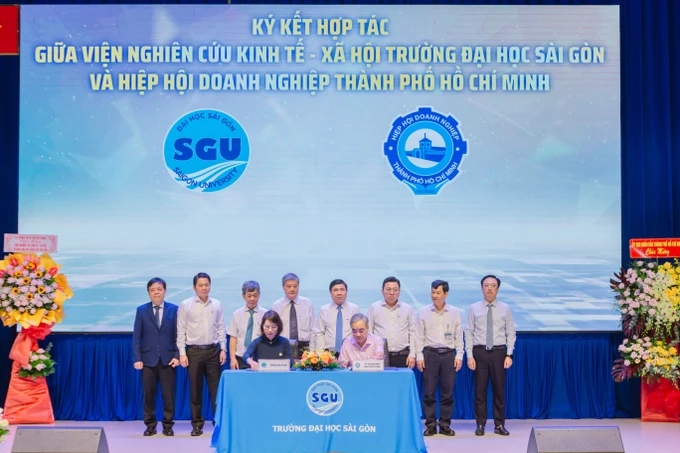 Viện Nghiên cứu kinh tế - xã hội (Trường ĐH Sài Gòn) ký kết hợp tác với Hiệp hội doanh nghiệp TPHCM. Ảnh: THANH HÙNG IMG_7868.jpg