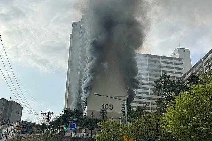 Vụ cháy chung cư 21 tầng ở thủ đô Seoul của Hàn Quốc. Ảnh: YONHAP 