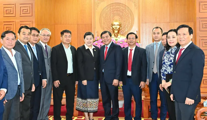 Các đại biểu chụp ảnh lưu niệm. Ảnh:VIỆT DŨNG 2.jpg