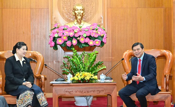 Phó Trưởng Ban Tuyên giáo và Dân vận Thành ủy TPHCM Tăng Hữu Phong tiếp đoàn đại biểu nhà báo Lào do đồng chí Vilavone Phanthavong, Phó trưởng Ban Tuyên huấn Trung ương Đảng Nhân dân Cách mạng Lào làm trưởng đoàn. Ảnh: VIỆT DŨNG 6.jpg