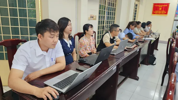 Cán bộ, công chức tham gia tập huấn (3).jpg