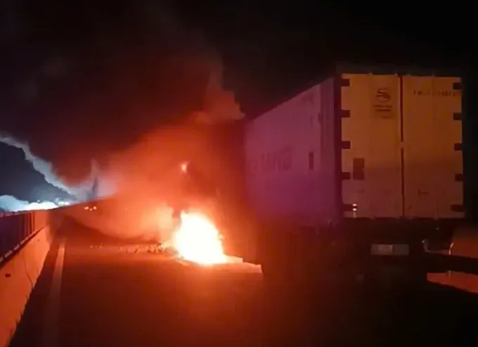 Hiện trường vụ cháy xe container trên đường cao tốc Vĩnh Hảo - Phan Thiết z7096469621579_d17f3da6312dbbd98dcfb2024d13cf6e.jpg