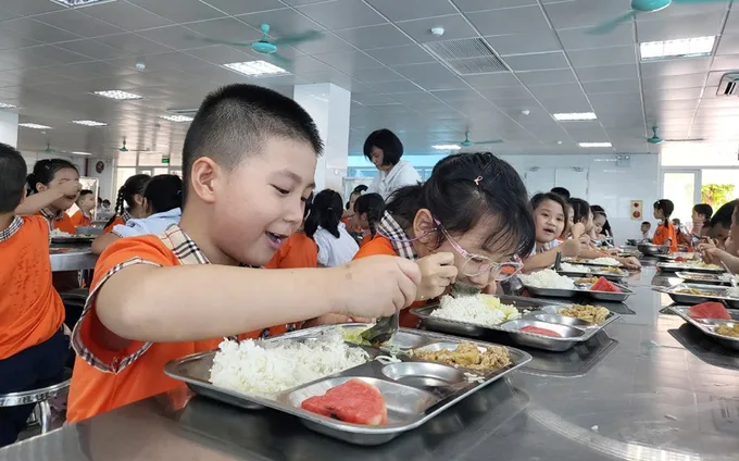 Hà Nội dự kiến sẽ hỗ trợ suất ăn bán trú cho học sinh tiểu học của thành phố từ năm học 2025-2026 e.jpg