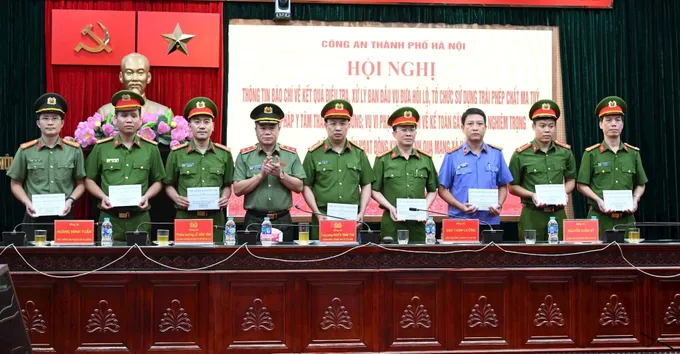 Giám đốc Công an TP Hà Nội trao thưởng của Chủ tịch UBND TP Hà Nội cho các đơn vị có thành tích trong việc phá vụ án tại Viện Pháp y tâm thần Trung ương 22.jpg