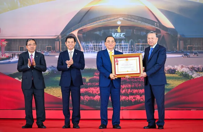 Tổng Bí thư Tô Lâm trao tặng Huân chương Lao động hạng Nhất cho lãnh đạo Tập đoàn Vingroup image (2).jpg