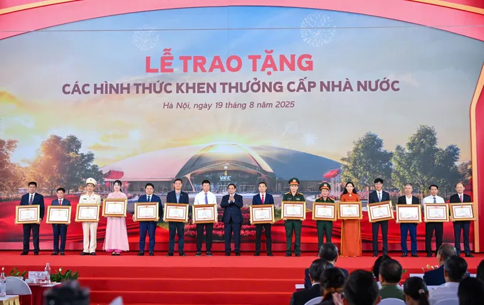 Thủ tướng Chính phủ Phạm Minh Chính trao Huân chương Lao động và Bằng khen cho các tập thể, cá nhân có thành tích xuất sắc image (4).jpg