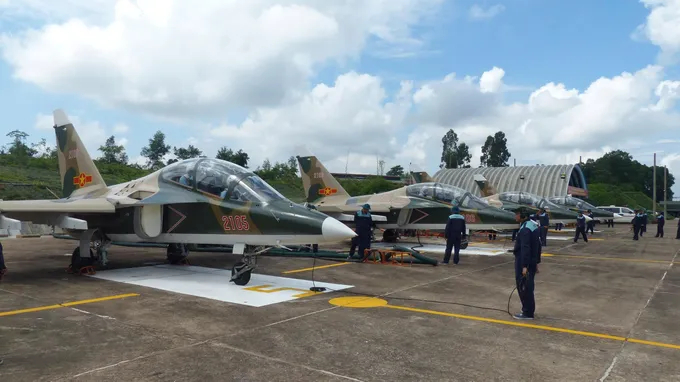 Các chiến sĩ, cán bộ kỹ thuật tiến hành kiểm tra các máy bay Yak-130 trước giờ bay luyện tập z6965894631877_d64875dc4b1335ab7597ab0ff46f1012.jpg