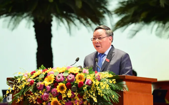 Phó Bí thư Thường trực Thành ủy Hà Nội Nguyễn Văn Phong trình bày tóm tắt Báo cáo chính trị tại đại hội z7121391084158-93a218867a787ca7e92c266d83950a8b-17605856939241190100328-131-0-1381-2000-crop-1760585700529106813302.jpg