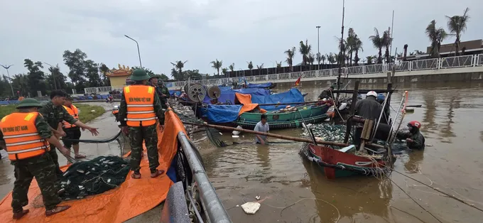 Đồn Biên phòng cửa khẩu cảng Cửa Việt kéo thuyền cá bị chìm giúp ngư dân IMG_20250929_073647.jpg