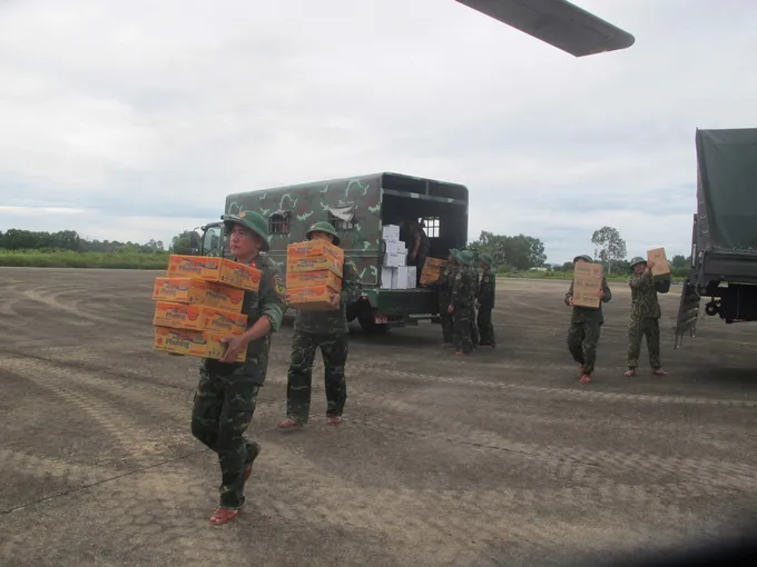 Cán bộ, chiến sĩ bốc hàng cứu trợ lên trực thăng 1000019409.jpg