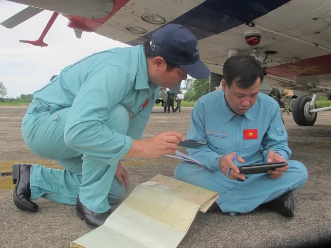 Các phi công trao đổi trước khi lên máy bay 1000019410.jpg