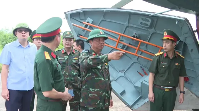 Trung tướng Hà Thọ Bình, Tư lệnh Quân khu 4, trực tiếp chỉ đạo và kiểm tra công tác chuẩn bị trước chuyến bay 1000019413.jpg