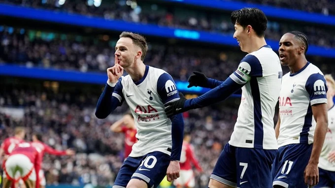 Tottenham đánh bại Man.United 1-0 sau pha lập công trong hiệp một của James Maddison.