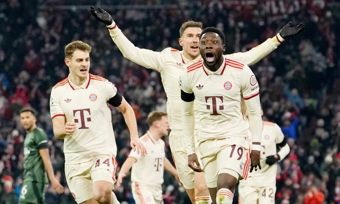 Alphonso Davies gỡ hòa 1-1 trước Celtic ở phút bù giờ đưa Bayern Munich vào vòng 1/8 Champions League.