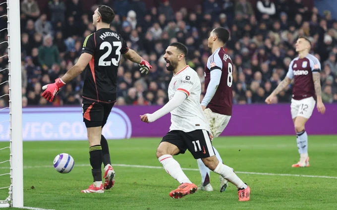 Mohamed Salah ghi một bàn và kiến tạo trong gỡ hòa 2-2 của Liverpool tại Aston Villa.