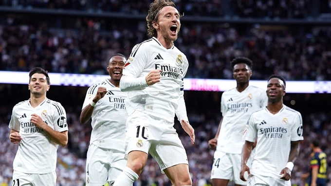 Luka Modric mở tỷ số giúp Real Madrid đánh bại Girona 2-0 và chia sẻ ngôi đầu với Barcelona.